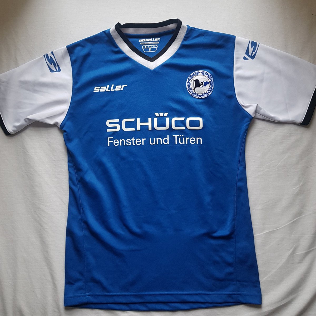 Day 36:Arminia Bielefeld home, 2016/17.Worn by  @arminia as they narrowly avoided the relegation play-off spot, finishing 15th out of 18. The club's blue, white and black colour scheme is excellent. 8/10 @homeshirts1  @TheKitmanUK