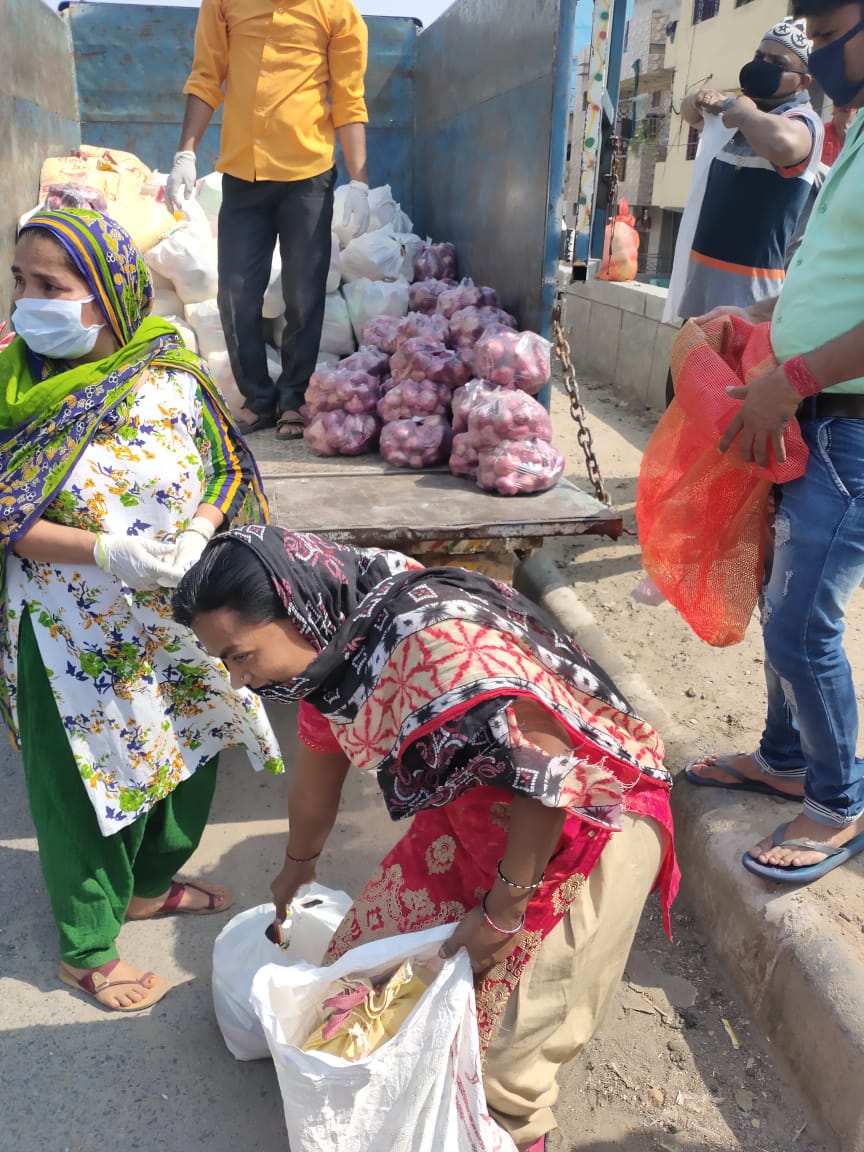 SamastConnect's tweet photo. समस्त कनेक्ट फाउंडेशन द्वारा दिल्ली में गरीब और जरूरमंद लोगों के बीच आज राहत सामग्री बांटे जान��� की द्वितीय चरण की कुछ तस्वीरें...
Few Pictures of the second phase of relief distribution done by the Samast Connect Foundation held in Delhi today.. https://t.co/i7WVPRYbBY