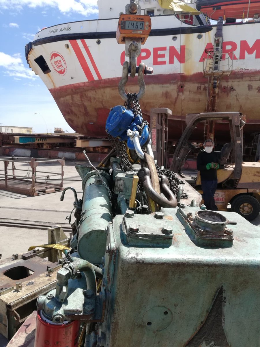 campsoscar's tweet photo. Adiós a los 2 generadores del viejo #OpenAms después de 47 años y más de 400.000 horas de funcionamiento, descansen en paz. Ahora necesitamos sustituirlos para volver al mar.
#SalvaOpenArms https://t.co/uqCKfrCpN9