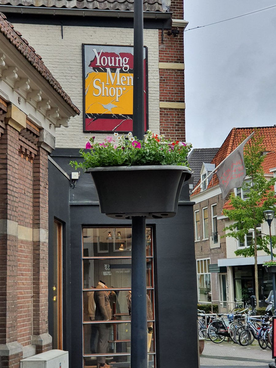 Top <a href="/ZwolleFonds/">ZwolleFonds</a> . De bloembakken hangen weer door de hele stad. Lekker fleurig en sfeervol!! #Zwolle #topstad #mooistestad #modestad #Youngmensshop