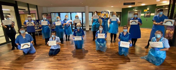 NottsCC's tweet photo. 😷 | Thanks to @qea_mansfield for donating PPE equipment to Kings Mill Hospital, and for encouraging others to do the same. School staff as far away as Berkshire are on board, with 100s of eye protectors and gloves donated.
#PullingTogetherNotts
⬇️
https://t.co/q4T2Glg1XM https://t.co/y5dLgOJRic