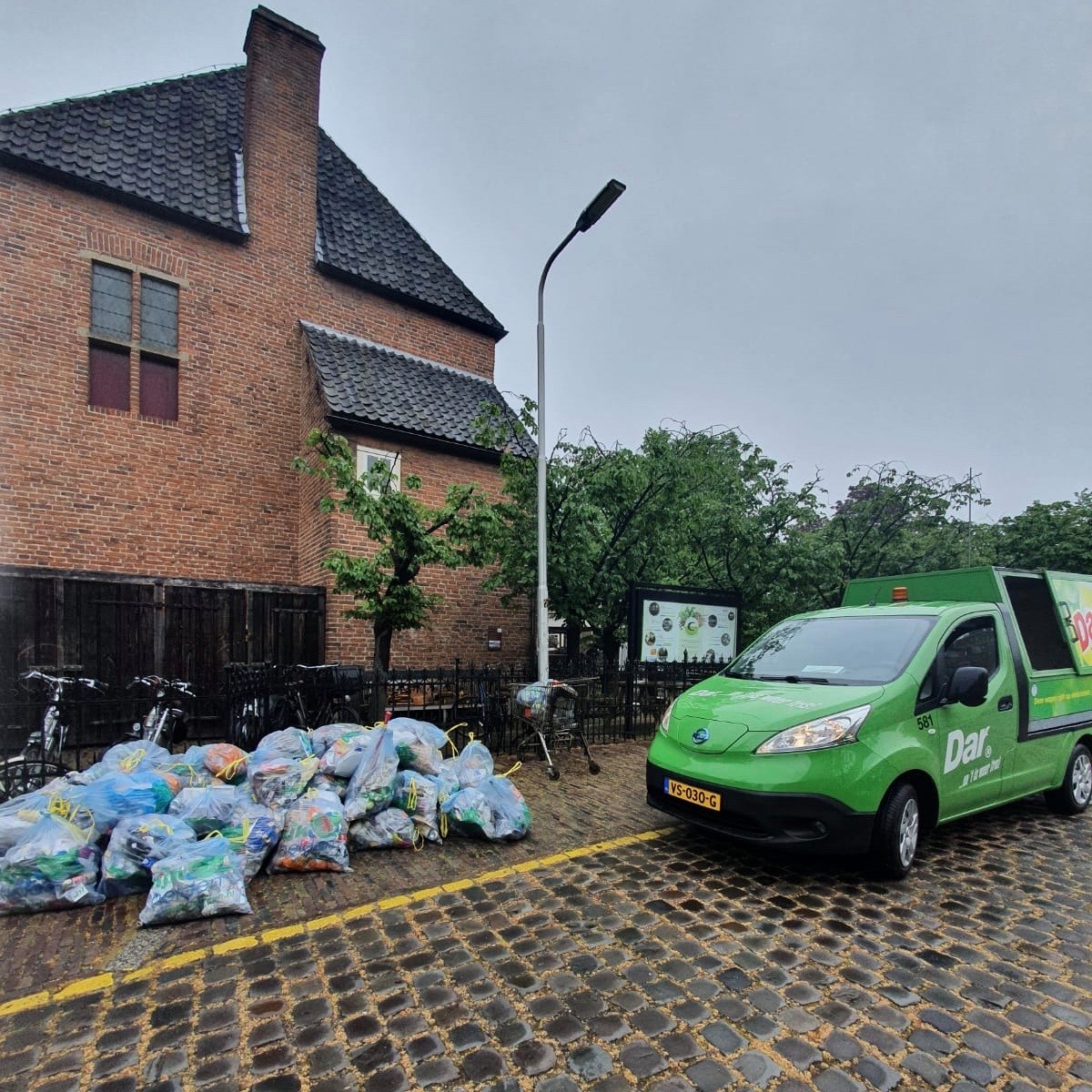 Het overgrote deel van de horecawerknemers zit thuis. Om tóch bezig te zijn en iets te betekenen voor Nijmegen, hielden 150 medewerkers van onder andere de <a href="/DeHemelNijmegen/">De Hemel Nijmegen</a>, afgelopen dinsdag een grote opschoonactie in Nijmegen. Top!