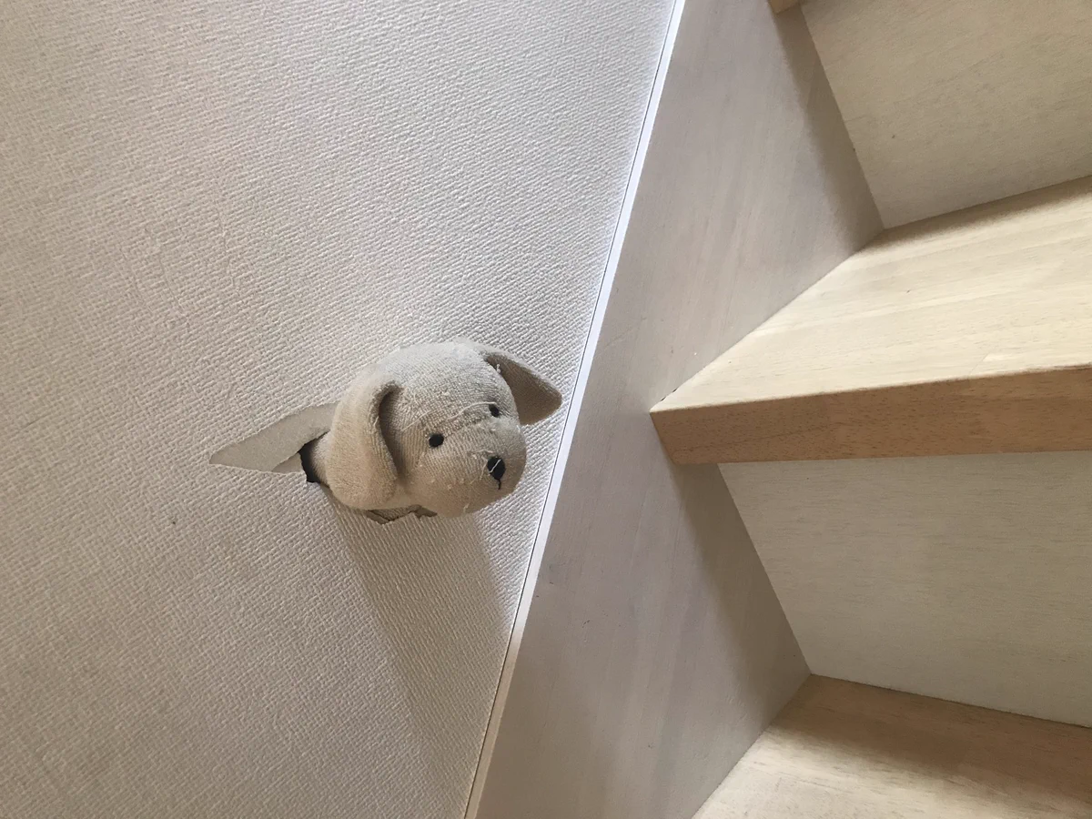 どこのおうちにも１つはある？怒りで開いた壁の穴を芸術作品にwww