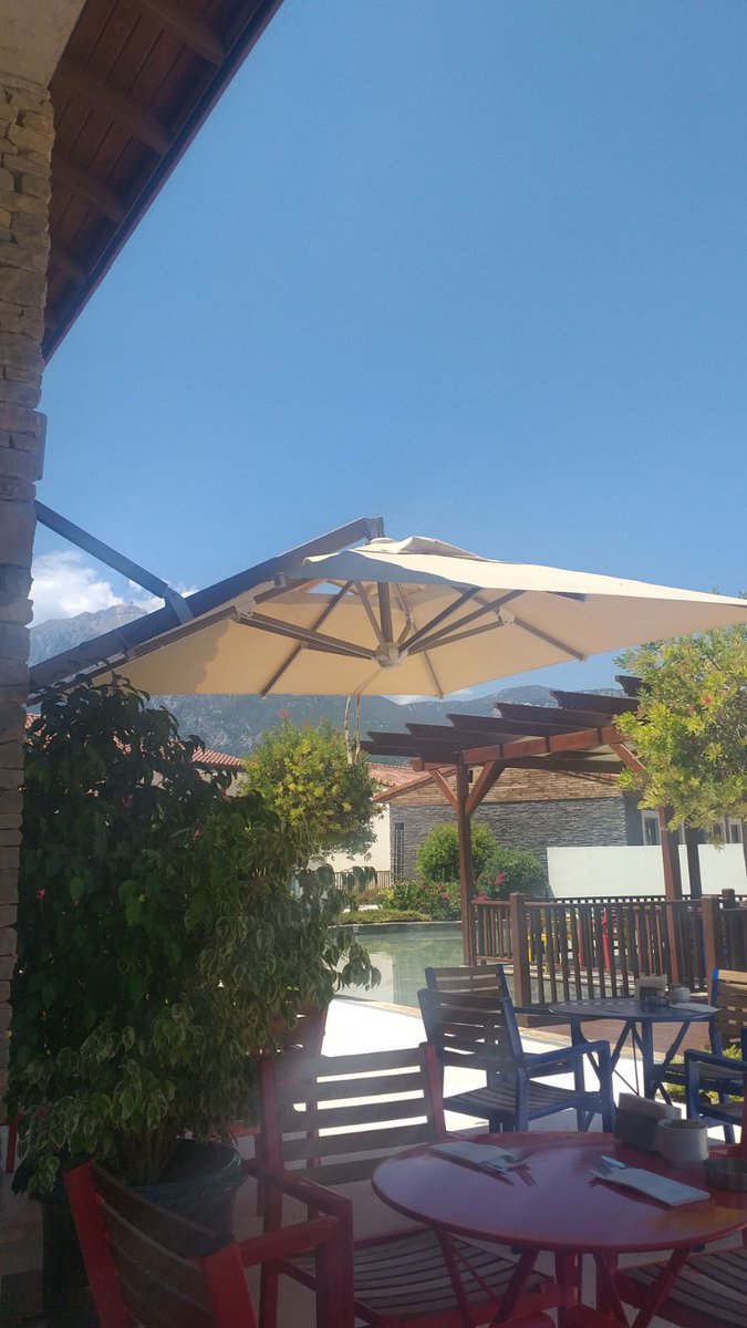 SuGibiAzizOlmak's tweet photo. #bessame #beach #onthebeach #beautifuldestinations #summer #Summer2020 #doldur #doldurvekapa #masalar #Table #tables #thursdaymorning #Persembe #yougavemeamountain #Looking #mountain #yaklaşıyor #bitbybit https://t.co/6fYi8JxAaF