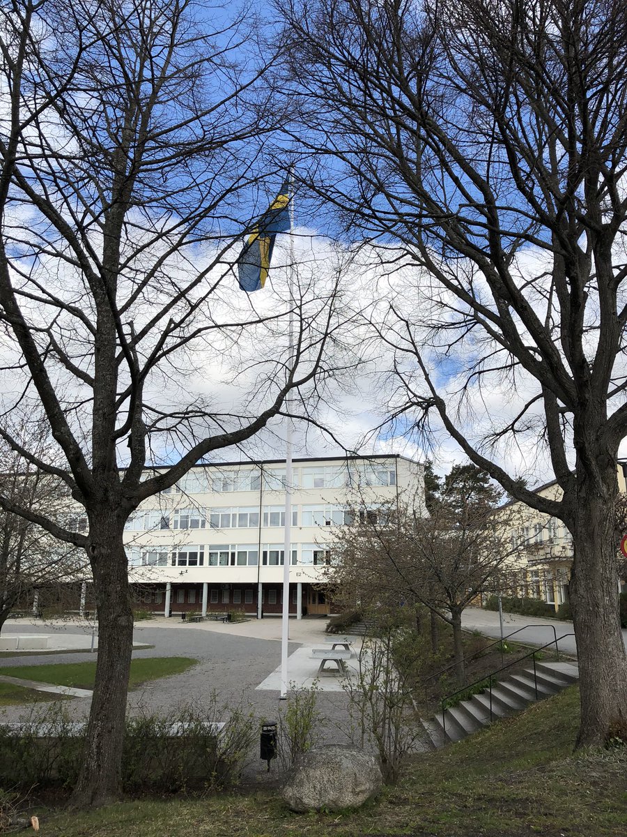 Förberedelse av digital mösspåtagning @Kärrtorps gymnasium pågår. Flaggan är hissad och 10.40 kör vi💕!