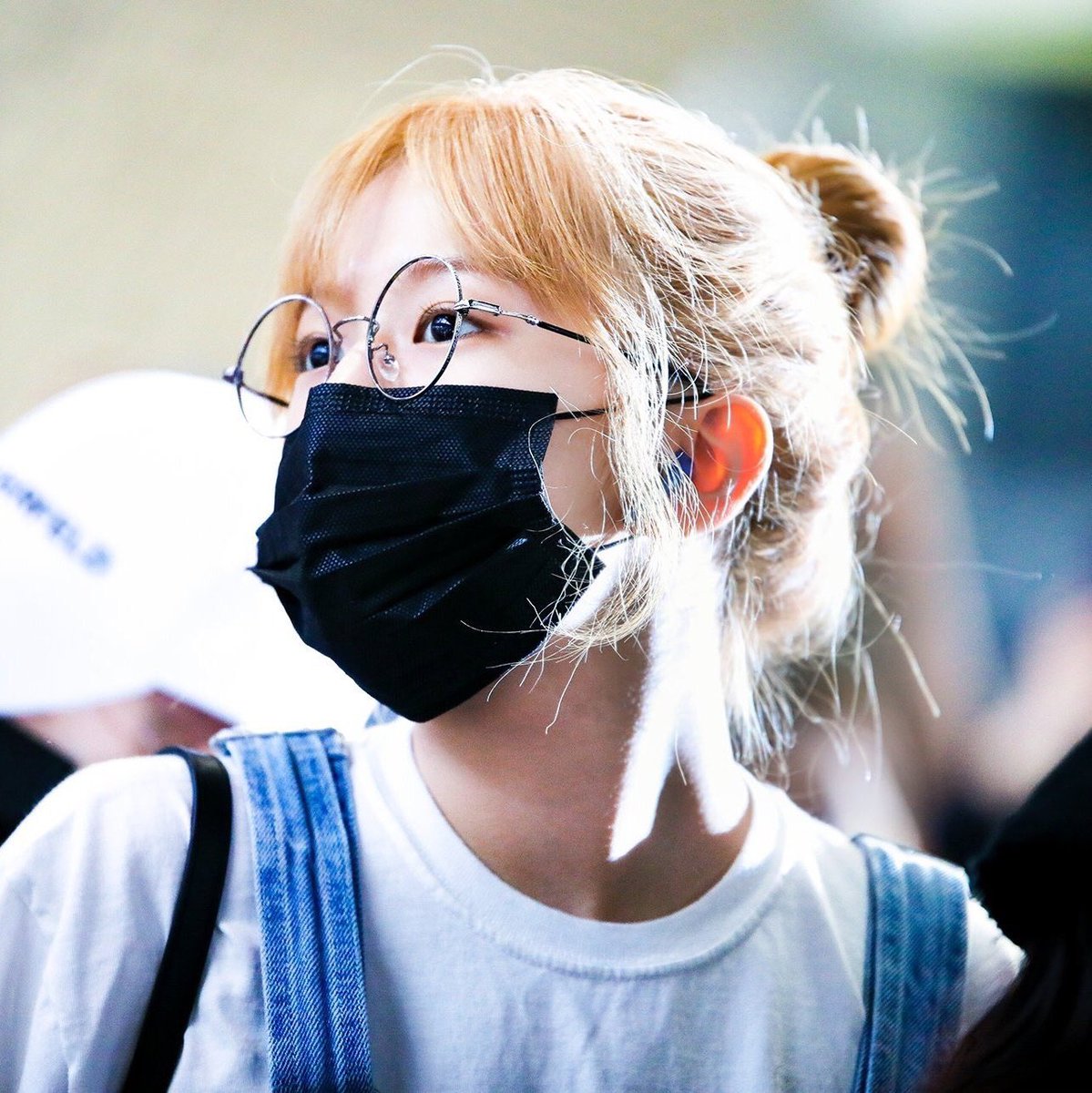 jinjoosuperior's tweet photo. a thread of ahn yujin's airport fashion 

look how comfortable her fashion sense is 😉 https://t.co/zxuhUAouqu