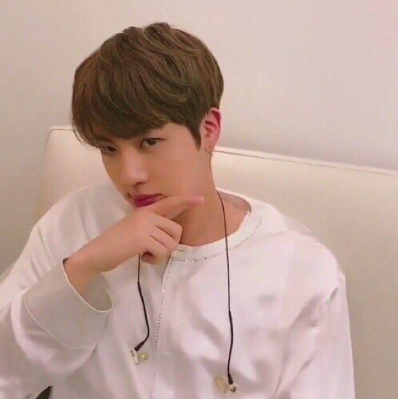 kun_bangtan's tweet photo. Em iu, nhìn anh nè ^^ 
#잘생긴_김석진_대회 
@BTS_twt 
#김석진 https://t.co/U9O0khef3F