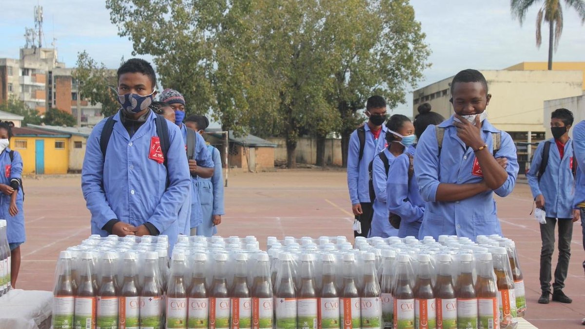 RFI's tweet photo. Madagascar: des dons de Covid-Organics pour certains pays africains https://t.co/raRDHPecsj https://t.co/EVTVrHOh2Q