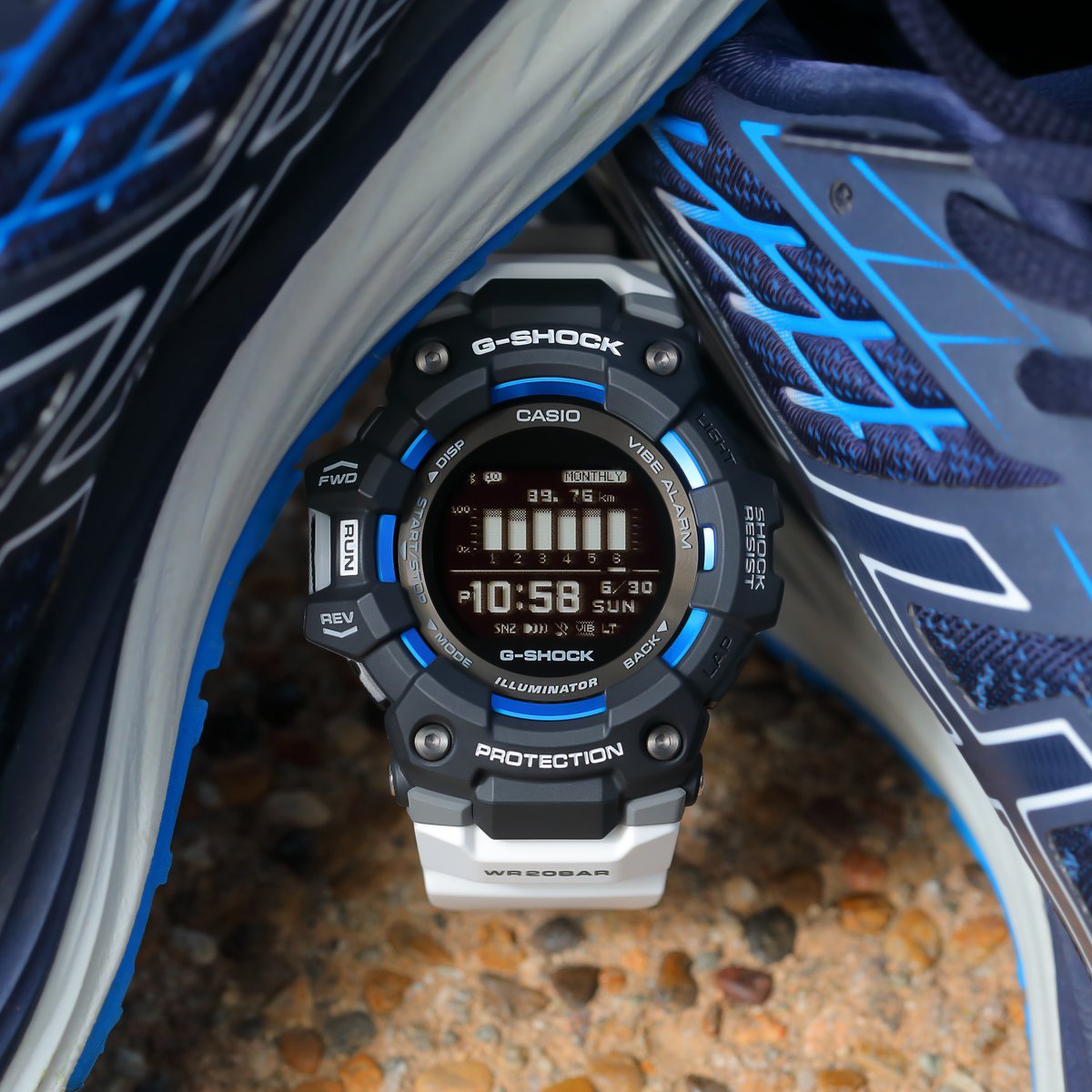 G Shock New Product ランニングなどのトレーニング時に役立つ距離計測に対応したgbd 100 1a7jf スマートフォンのgps機能と連携することで 加速度センサーによる距離計測を補正 一度補正すると 次回から時計単体でより正確な走行距離の計測が可能