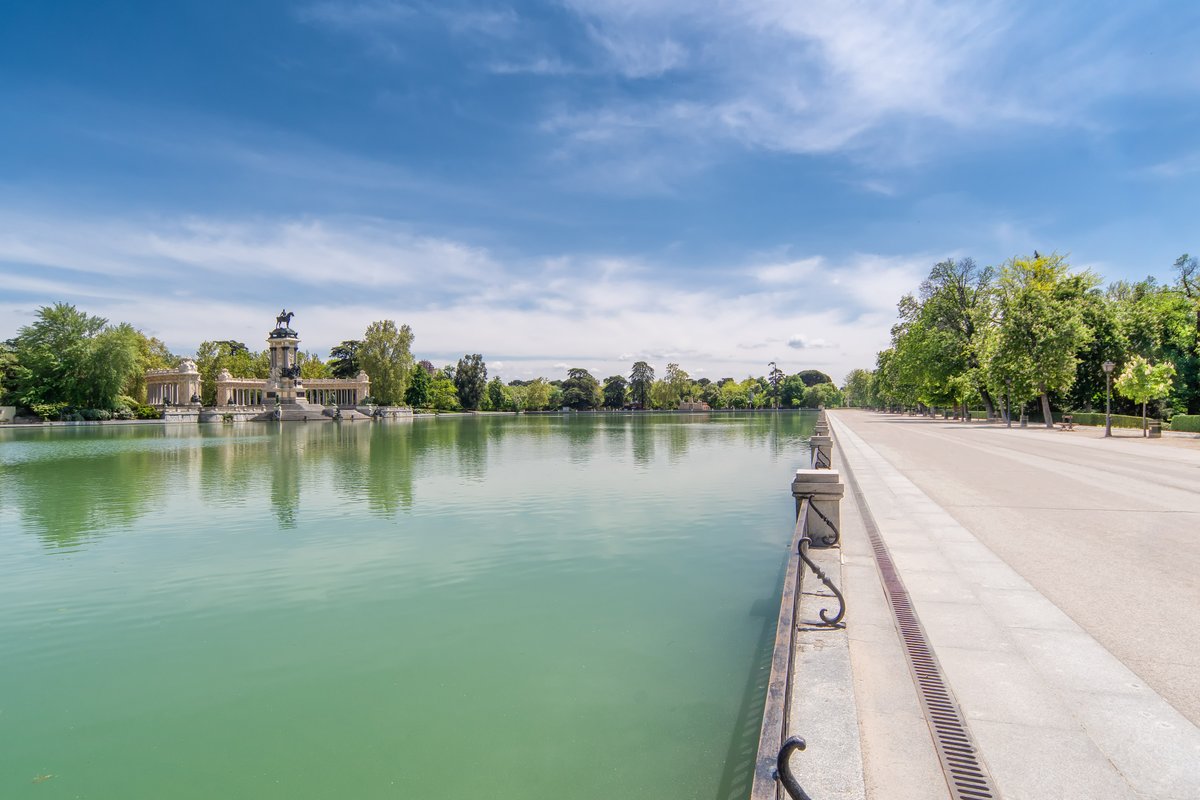 ACCIONA's tweet image. No podemos disfrutarlo pero queremos acercártelo a casa 🏡Así de bonito luce en primavera el parque de El Retiro, en Madrid 🌻🌺🌷🦆🦢

COMPARTE 🔃 para que todos puedan disfrutarlo 👇