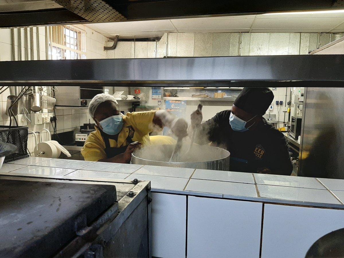 beerhouse_TV's tweet photo. A lockdown lesson, when you want to make 50 liters of pap, you need to get in the professionals. 

Support us and our team by contributing towards the #YellowFund
https://t.co/rYfBCIj6MG

#atBEERHOUSE
#soupkitchen 
#papqueens https://t.co/3khkqP93mx
