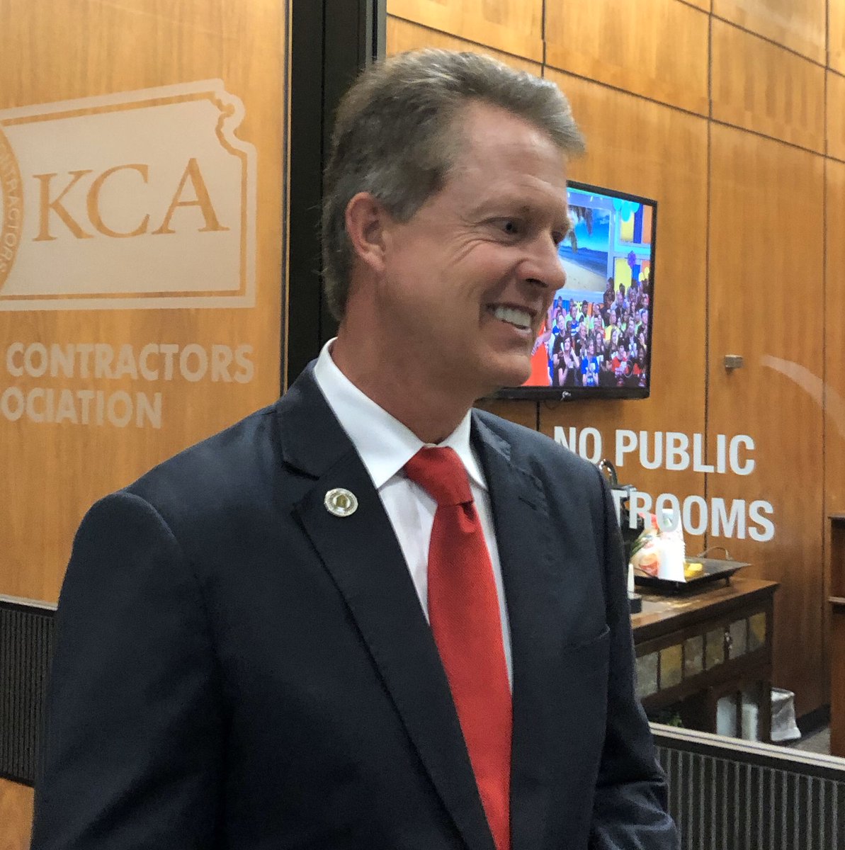 KCMikeMahoney's tweet photo. Ks. GOP Sen. Candidate Roger Marshall, his west Ks district has counties w/ COVID packing plant infection trouble, says workers are safe. He says you stand better chance getting infected at a WalMart than in a packing plant #Kssen #RogerMarshall #packingplants #KMBC https://t.co/EzQfgeSBwq