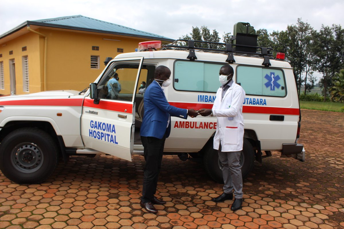 GisagaraDistr's tweet image. Ambulances 2 zashyikirijwe Abayobozi b'ibitaro #Kibilizi na #Gakoma @GisagaraDistr
Abakozi b'ibitaro n'abaturage ba Kibilizi bakiranye ibyishimo byinshi ambulance bahawe, ngo izatuma nta mubyeyi urembera mu nzira cg ku Kigo nderabuzima yabuze uko agera ku bitaro.
@RwandaHealth