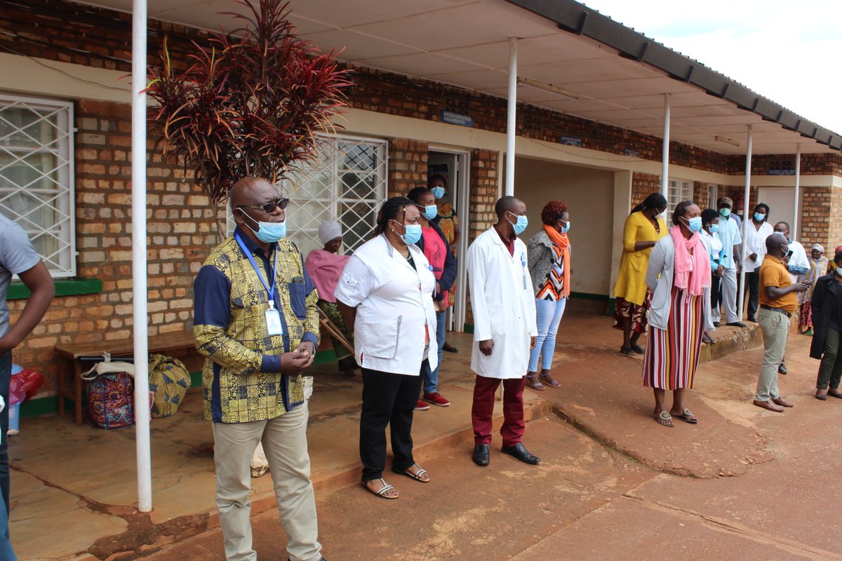 GisagaraDistr's tweet image. Ambulances 2 zashyikirijwe Abayobozi b'ibitaro #Kibilizi na #Gakoma @GisagaraDistr
Abakozi b'ibitaro n'abaturage ba Kibilizi bakiranye ibyishimo byinshi ambulance bahawe, ngo izatuma nta mubyeyi urembera mu nzira cg ku Kigo nderabuzima yabuze uko agera ku bitaro.
@RwandaHealth