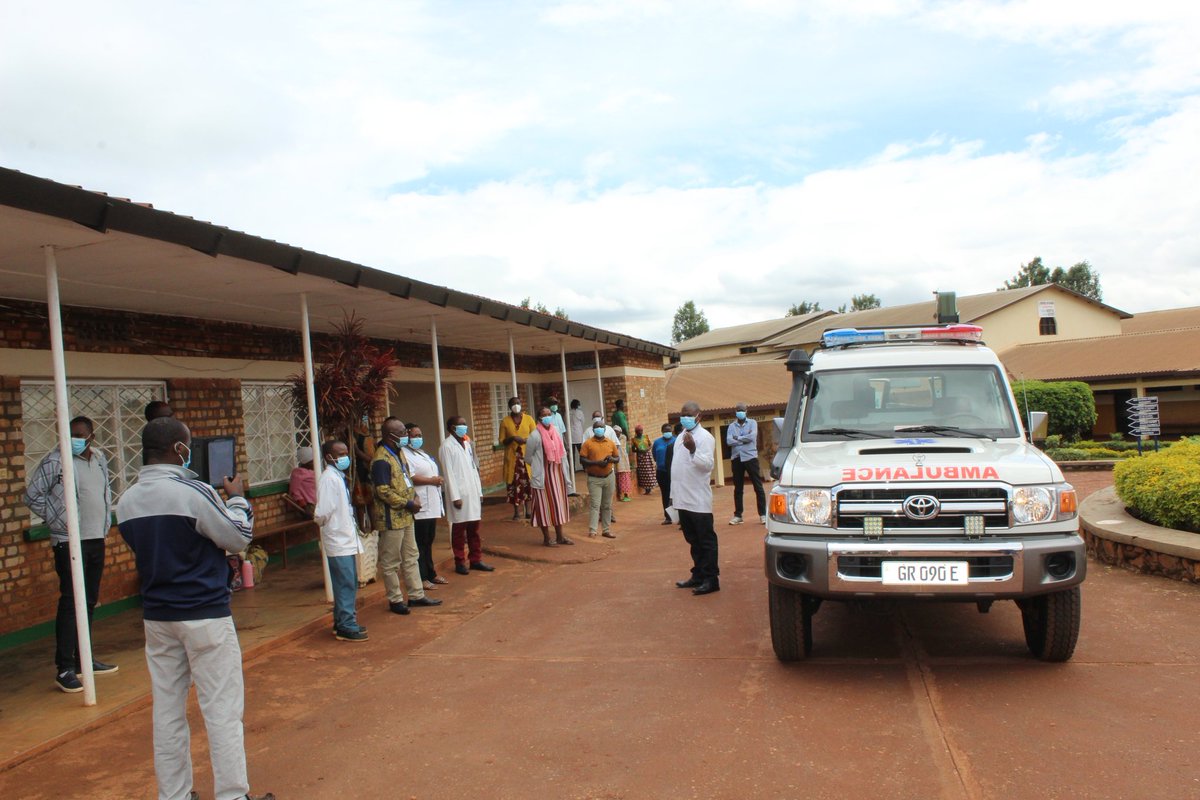 GisagaraDistr's tweet image. Ambulances 2 zashyikirijwe Abayobozi b'ibitaro #Kibilizi na #Gakoma @GisagaraDistr
Abakozi b'ibitaro n'abaturage ba Kibilizi bakiranye ibyishimo byinshi ambulance bahawe, ngo izatuma nta mubyeyi urembera mu nzira cg ku Kigo nderabuzima yabuze uko agera ku bitaro.
@RwandaHealth