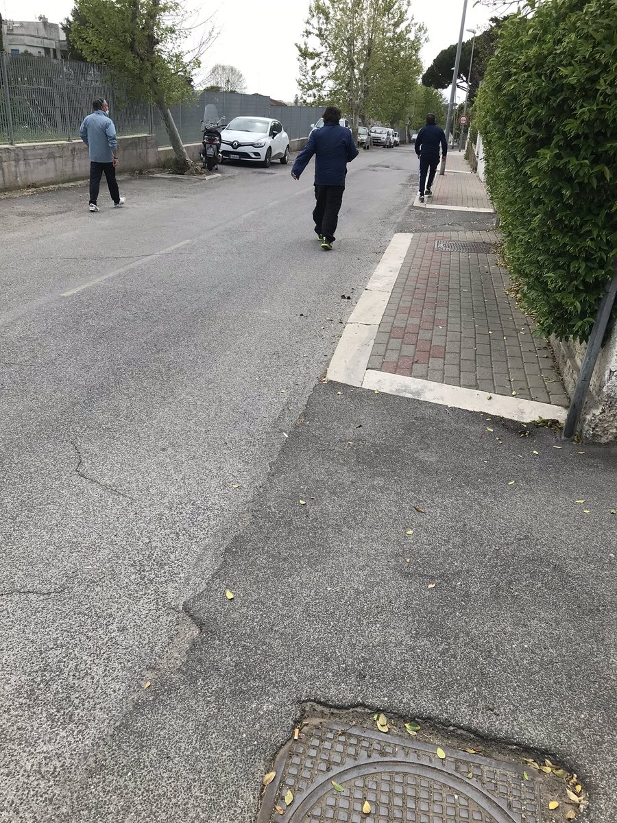Prop46's tweet image. Ma sbaglio o è ancora vietato fare attività motoria lontano da casa ?? E il bello è che intanto si lamentavano a voce alta che in giro c’è troppa gente... ma andate a cagare 🤬🤬 #santamarinella p.s. io tornavo dalla spesa