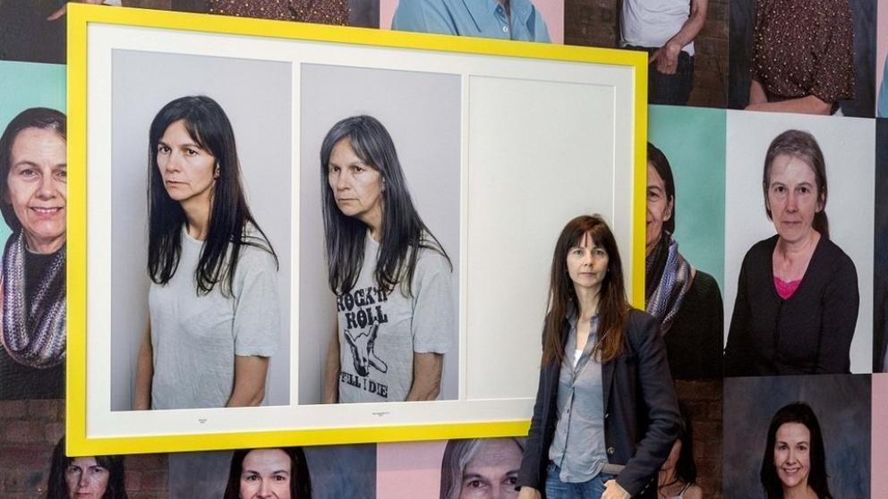 gva_IVAM's tweet photo. 🔲 #IVAMShots La conservadora Marta Arroyo Planelles comenta l'obra Rock 'n' Roll 70 (2015) de Gillian Wearing, sobre la construcció de la identitat personal i els canvis en físics de l'ésser humà amb el pas del temps: https://t.co/ZR6iBtX6hy
🏡 #IVAMdesdecasa https://t.co/7AZlgcSzB9