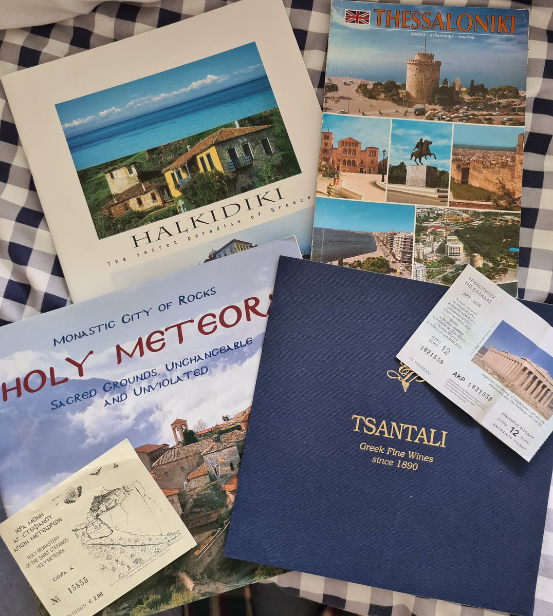 ClaireNaylor78's tweet photo. Finally having a bit of clear out of all my crap at Dad's place (childhood home)☺ I'd no idea I'd kept all this...pretty much everything from my days as a #HolidayRep from my welcome speech to sales reports to guide books 😱 Miss these days
#RepsLife #Greece #Halkidiki #BestDays https://t.co/NAyJ3GeUxx