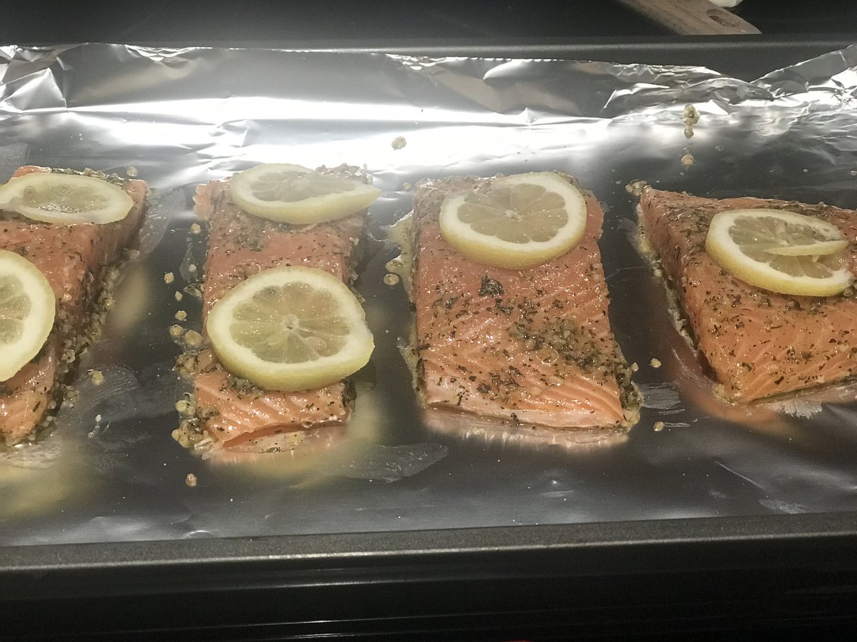 fullstackcmc's tweet image. During this pandemic with limited access to gym and machines the object was to eat well balanced meals. Proper #mealprep helps you to not gain any additional weight. So my main source of protein has been fish 🐟 

I love salmon! What protein are you eating now?