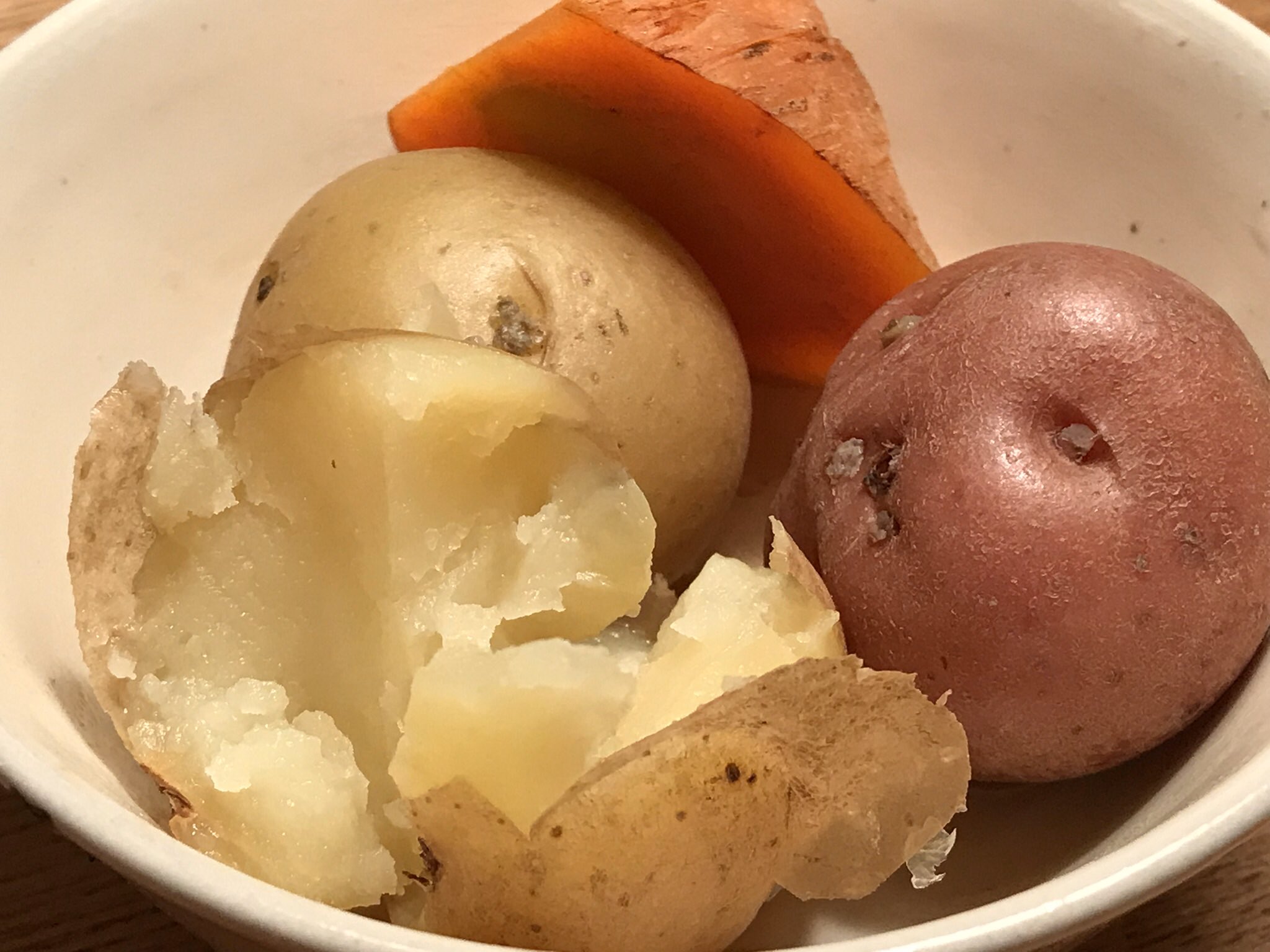 たなか れいこ じゃがいも と人参のポトフ 鍋に煮干しとじゃがいも 水を入れ蒸し煮 じゃがいもに火が通ったら 人参 コトコト煮込んで出来上がり まず 固形分を器に オリーブオイルと塩 締めにスープ ひと口づつ塩 T Co Lymkkprrky