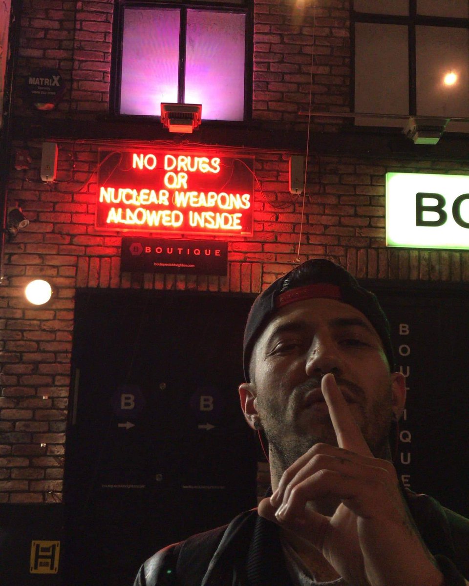 tinyjackal's tweet image. #Throwback #london #urban #urbanlife #tour #friends #underground