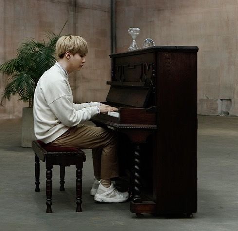 юнги и фортепиано. шуга и пианино. шуга играет. бтс за пианино. юнги бтс с гитарой.
