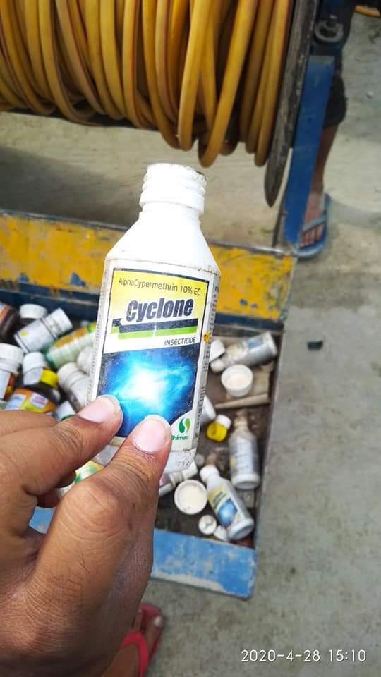 सैनिटाइजर बता कर गांव में प्रधान ने करा दिया खतरनाक "Expired Pesticides" का छिड़काव.

उ.प्र के कुशीनगर के दुदही ब्लॉक के ग्राम गौरी श्रीराम का मामला. <a href="/ABPNews/">ABP News</a> <a href="/abpnewshindi/">News Alerts</a> #ghantibajao