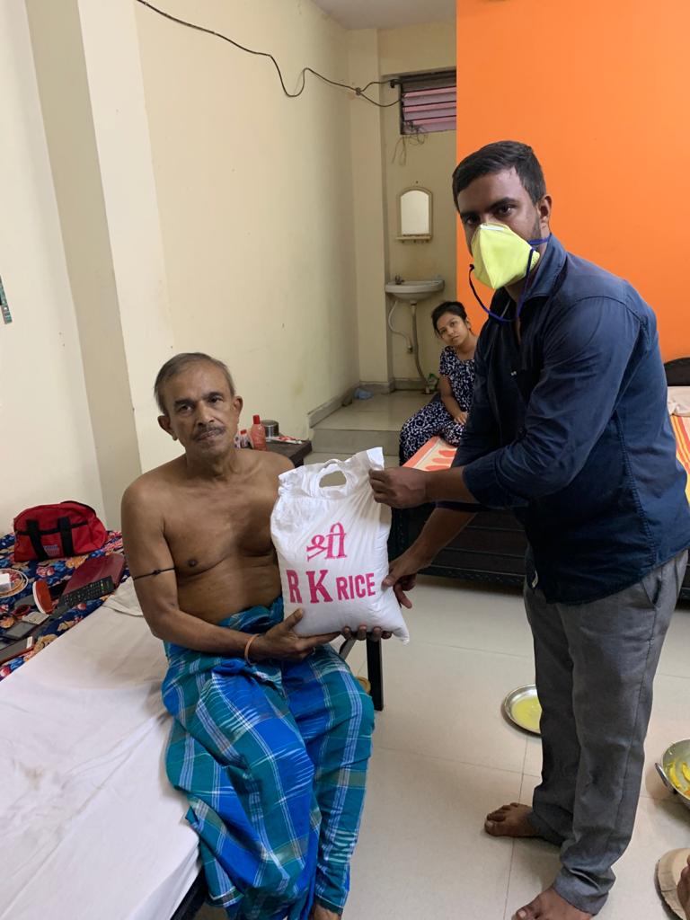 Tahsildar_khbd's tweet photo. Ration and groceries provided by Spcl RI and VRO of Khairatabad tahsil to NIMAI SAHA of Tripura, as per instructions of Tahsildar Kairatabad @Collector_HYD @KTRTRS @TelanganaCMO https://t.co/1h9MLyrhLi