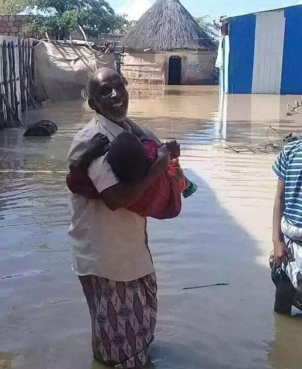 Waalidkeen Allah u naxaristo,  waxaa laga yaabaa inuu maal iyo guri ay ka lumeen, laakin wuu faraxsanyahay sababtoo ah ilmihiisii ayuu badbaadsaday oo uu xambaarsan yahay. This is the picture of the year #Somalia