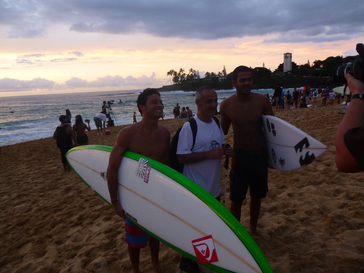 SeeSurf33's tweet image. Toute la troupe #SeeSurf débarque sur l'archipel pour dix jours d’émotions fortes et de rencontres inoubliables. Entre autres, Jérémy Florès (le parrain de l'association), Kelly Slater et le tant attendu Derek Rabelo… du rêve à la réalité ! #parasurf #blindsurfer  2/2