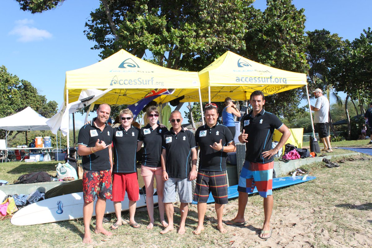 SeeSurf33's tweet image. Toute la troupe #SeeSurf débarque sur l'archipel pour dix jours d’émotions fortes et de rencontres inoubliables. Entre autres, Jérémy Florès (le parrain de l'association), Kelly Slater et le tant attendu Derek Rabelo… du rêve à la réalité ! #parasurf #blindsurfer  2/2