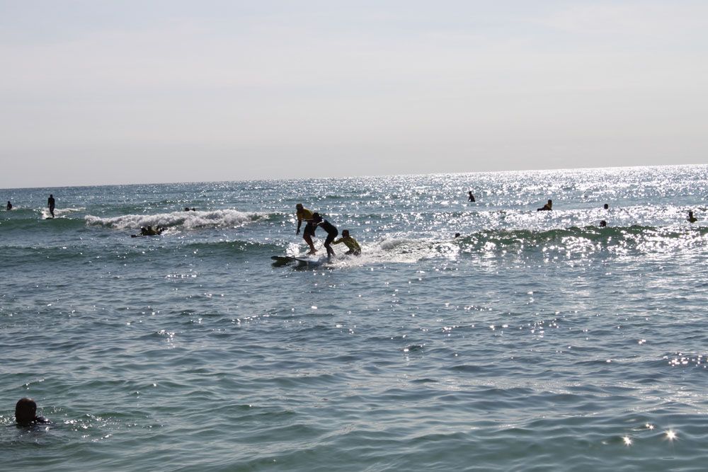 SeeSurf33's tweet image. Toute la troupe #SeeSurf débarque sur l'archipel pour dix jours d’émotions fortes et de rencontres inoubliables. Entre autres, Jérémy Florès (le parrain de l'association), Kelly Slater et le tant attendu Derek Rabelo… du rêve à la réalité ! #parasurf #blindsurfer  2/2