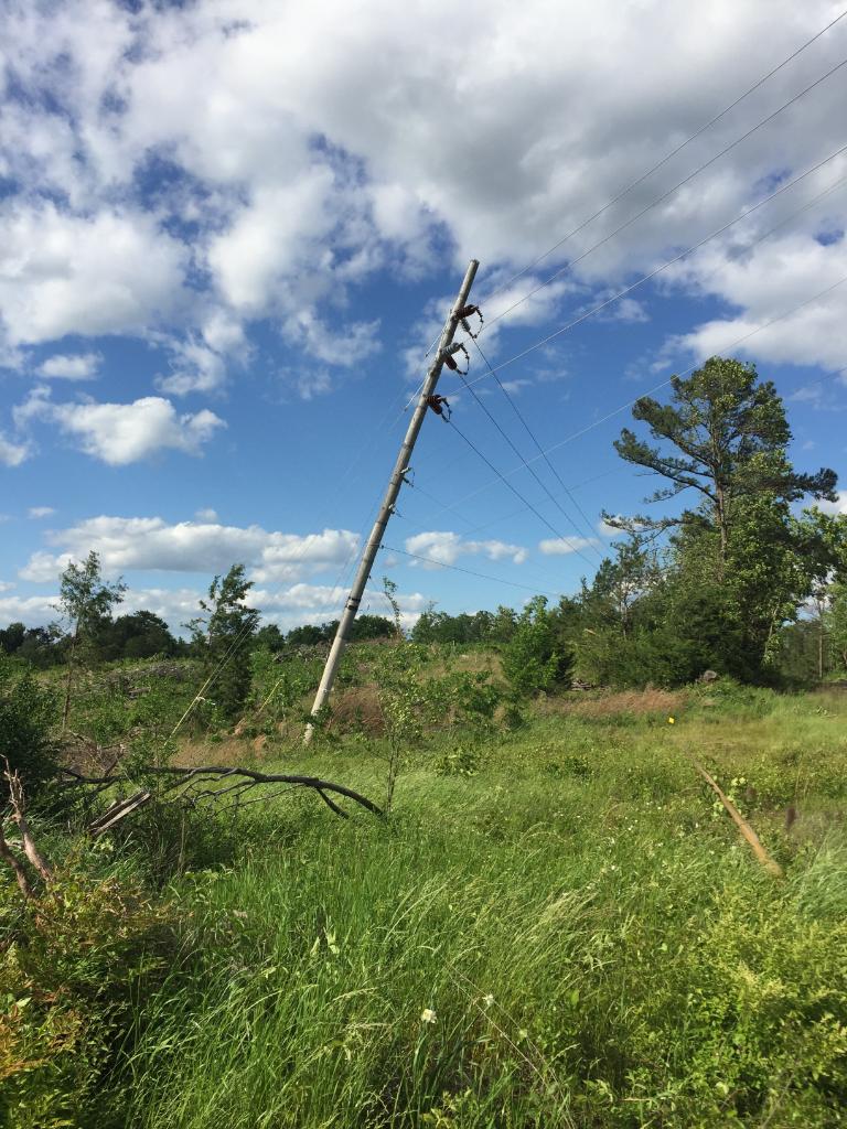 SWEPCoNews's tweet photo. SWEPCO crews are working as safely and quickly as possible to restore service to approximately 5,500 Arkansas, Louisiana and Texas customers who remain without power after severe storms caused outages to 35,000 customers early Wednesday.  #WePowerOn https://t.co/YxAy2kYoc2
