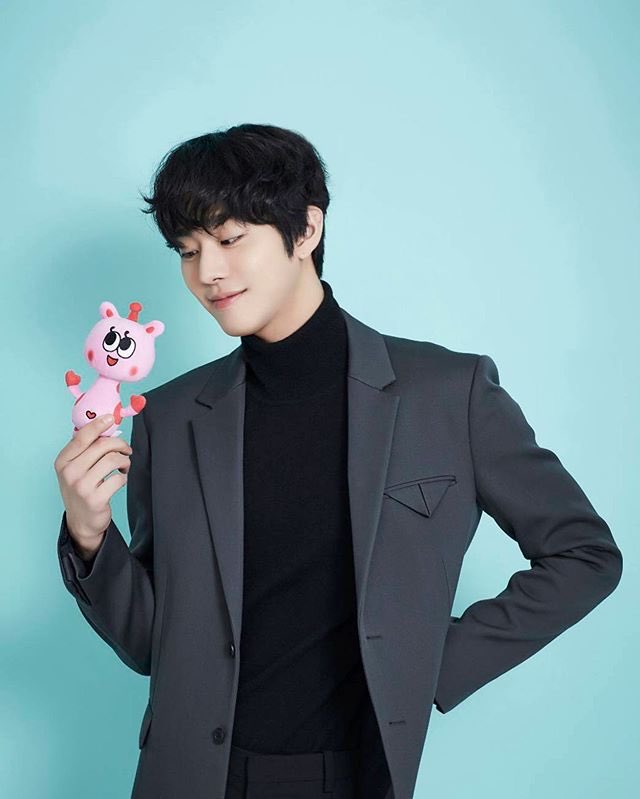 #안효섭 너무너무 보고 싶다 ♥ 인형 저렇게 꿀 떨어지는 눈빛으로 바라봐도 되는 거냐고 (˘̩̩̩ε˘̩ƪ)