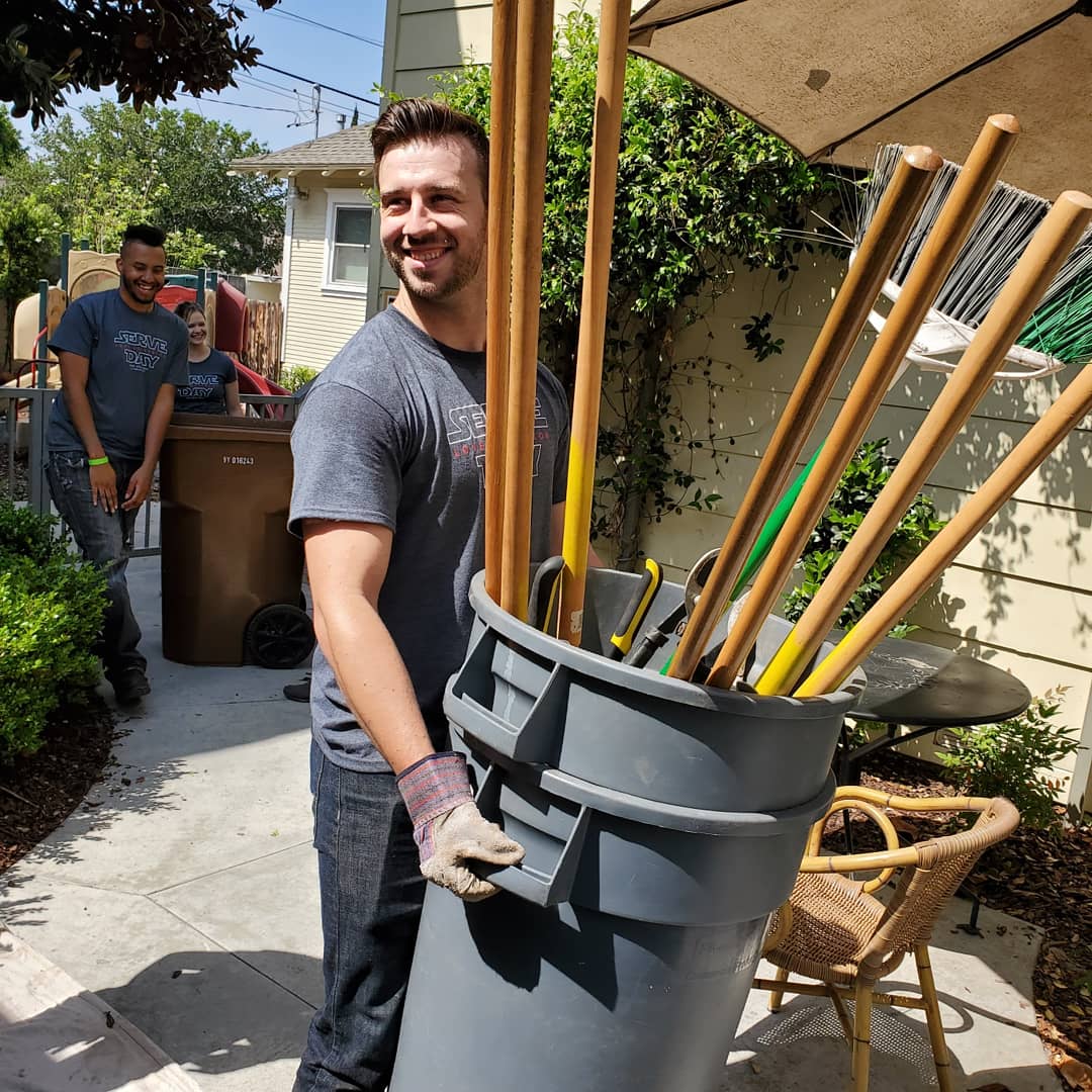 Seeking volunteers to help with gardening projects!

Available any day Tues - Fri from 8:30 to 10:30 am to help us garden at our Fullerton shelters? Email Ann at astoddard@pohoc.org

Thanks for making our shelters beautiful for families escaping homelessness! 

#Volunteer