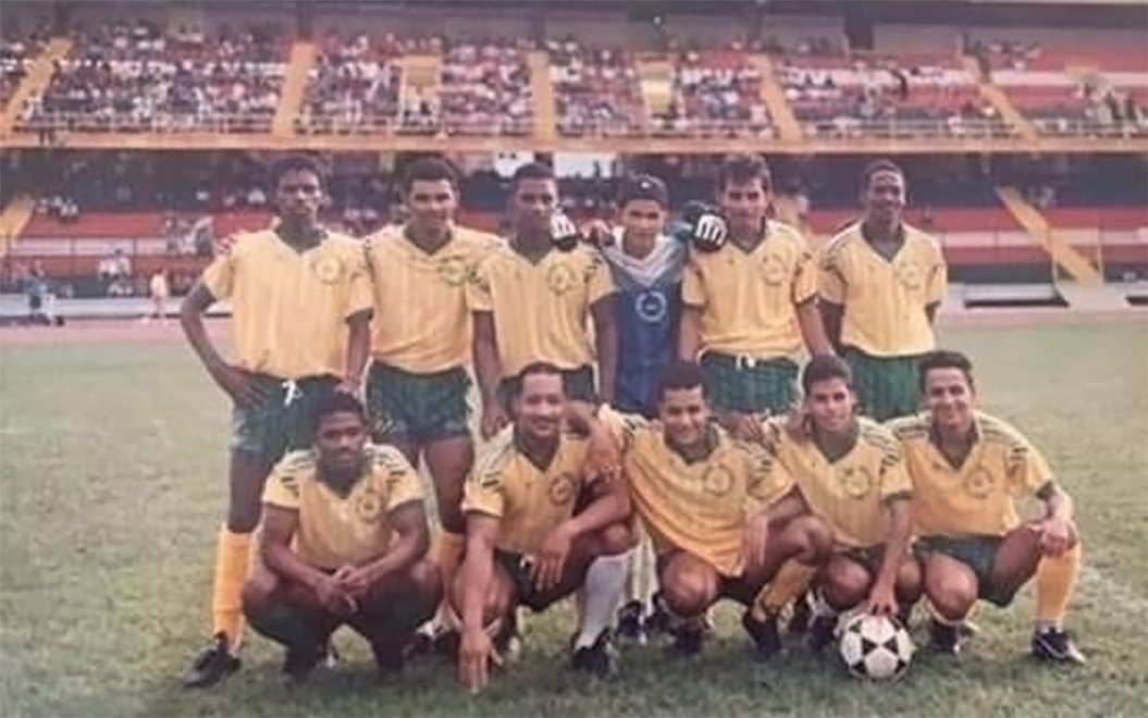 JaviierVasquez's tweet photo. ¿¡Que tal amigos!? Estadio Olímpico Pascual Guerrero, 1994, partido contra los periodistas. El técnico fue el maestro #JairoVarela. Seguimos recordando para pasar con alegría el aislamiento. ¡Dios me los bendiga! ¡Avi! #TBT

#tbt❤️ #tbt🔙 #tbt🙈 #tbt🔙📸 #tbt🔙❤️ https://t.co/swc7bW3Ofx