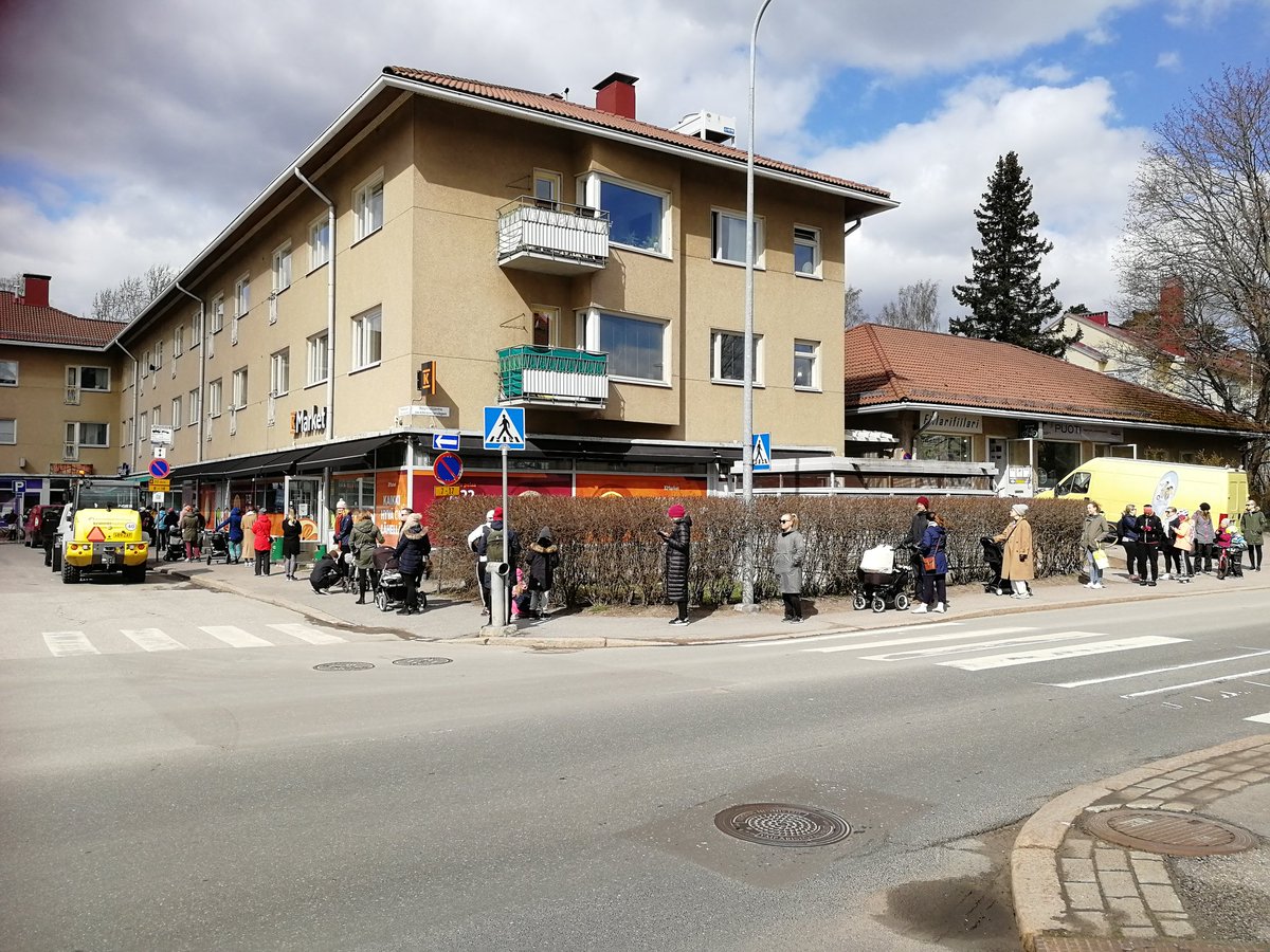 LeenaLaamanen's tweet photo. #supportyourlocal viesti puree. Munkkeja jonotetaan kuin ilmaisia ämpäreitä. #CafeMakiata #yrittäjyys https://t.co/SUyWvsygrn