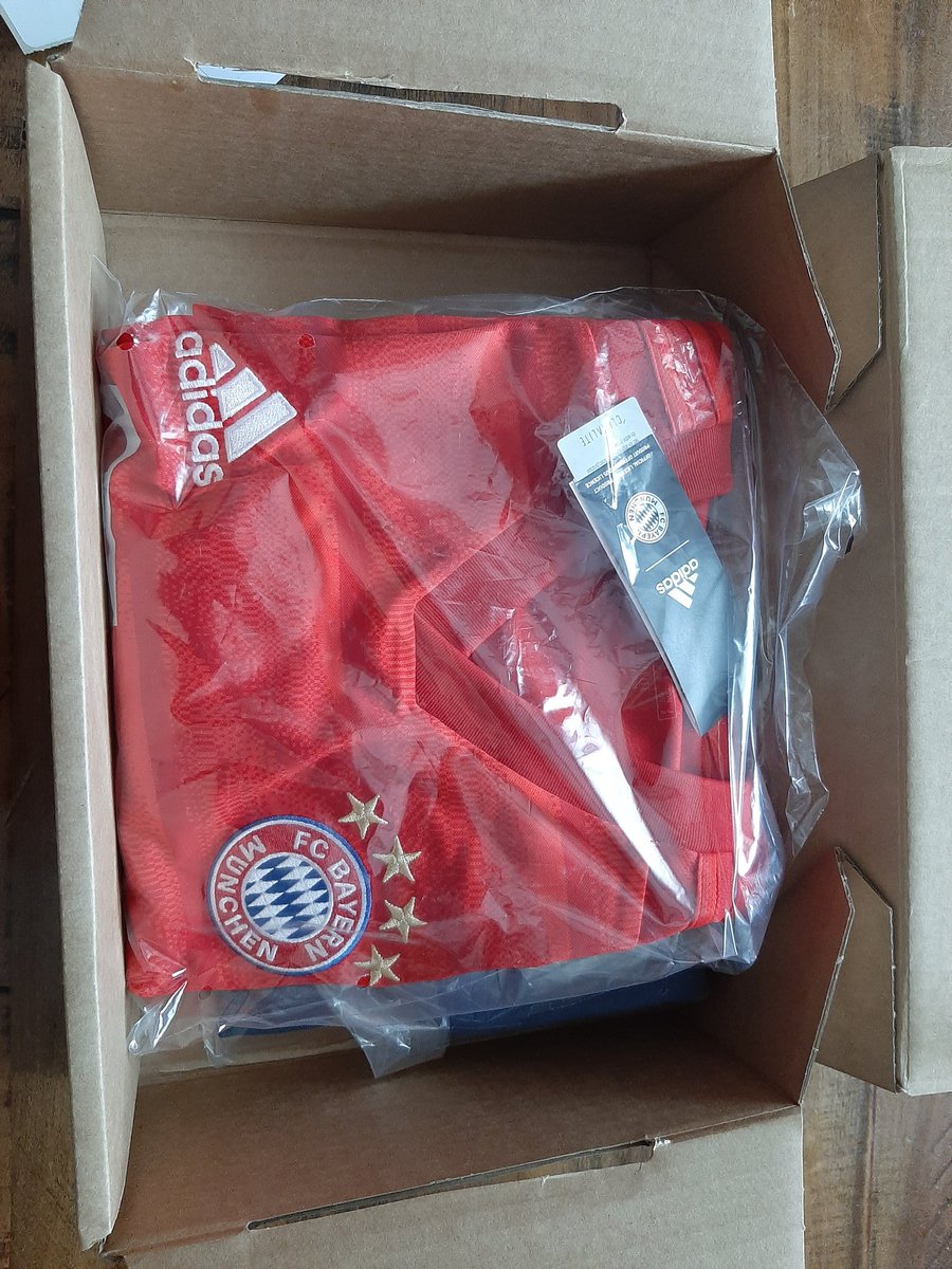 DuszaD's tweet image. Całe moje dzieciństwo marzyłem o tym żeby Polak zagrał w #FCBayern. Wtedy nosiłem koszulkę z numerem 5: Helmer. Innej nie udało się na bazarze kupić, a pragnąłem z nr. 9 z Elberem. Dzisiaj marzenia się spełniają.