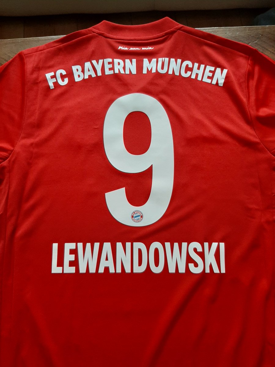 DuszaD's tweet image. Całe moje dzieciństwo marzyłem o tym żeby Polak zagrał w #FCBayern. Wtedy nosiłem koszulkę z numerem 5: Helmer. Innej nie udało się na bazarze kupić, a pragnąłem z nr. 9 z Elberem. Dzisiaj marzenia się spełniają.