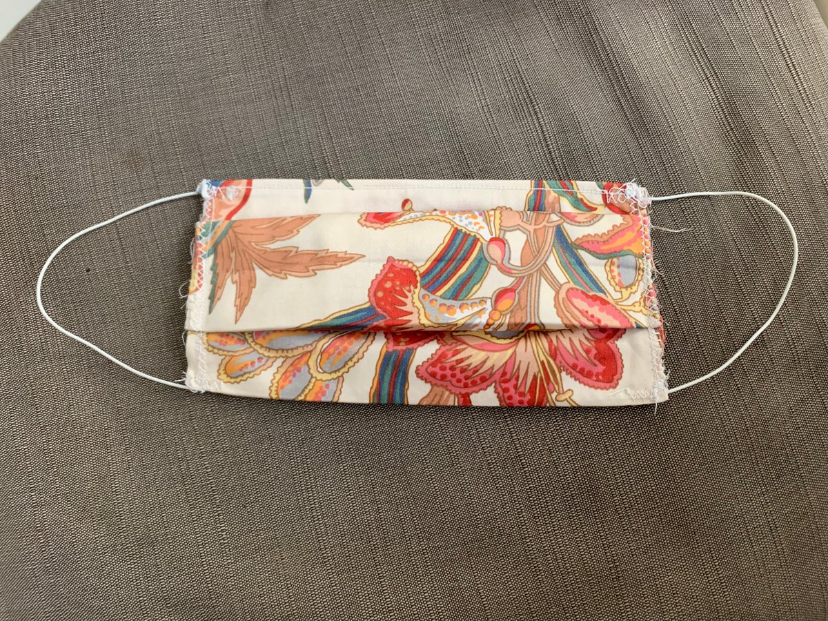 Voici mon premier masque, réalisé avec mes petits doigts boudinés pour ma femme ! Bon d’accord, il n’est pas terrible mais je ferai mieux la prochaine fois 😁