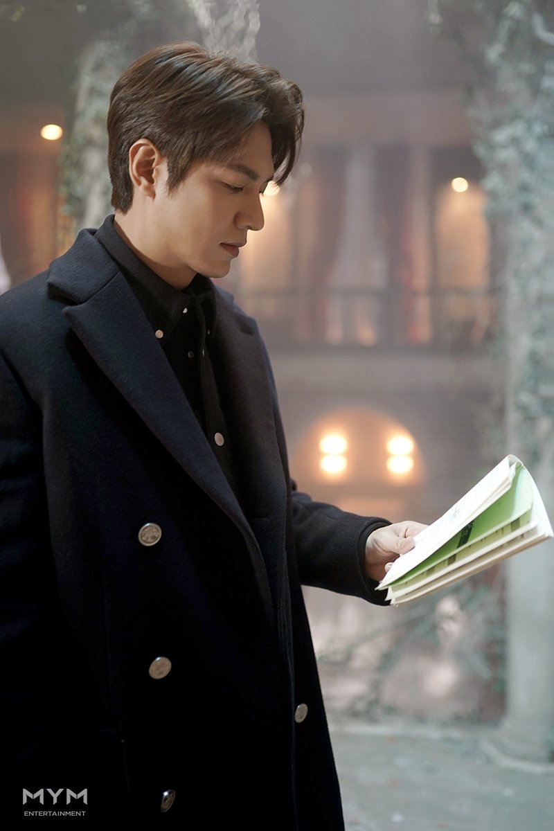 언제 어디서나 대본+모니터링 삼매경!💯 노력+열정으로 완성된 이곤의 활약, 앞으로도 계속 지켜봐 주세요!💕 ⠀ SBS드라마 [더 킹: 영원의 군주]...