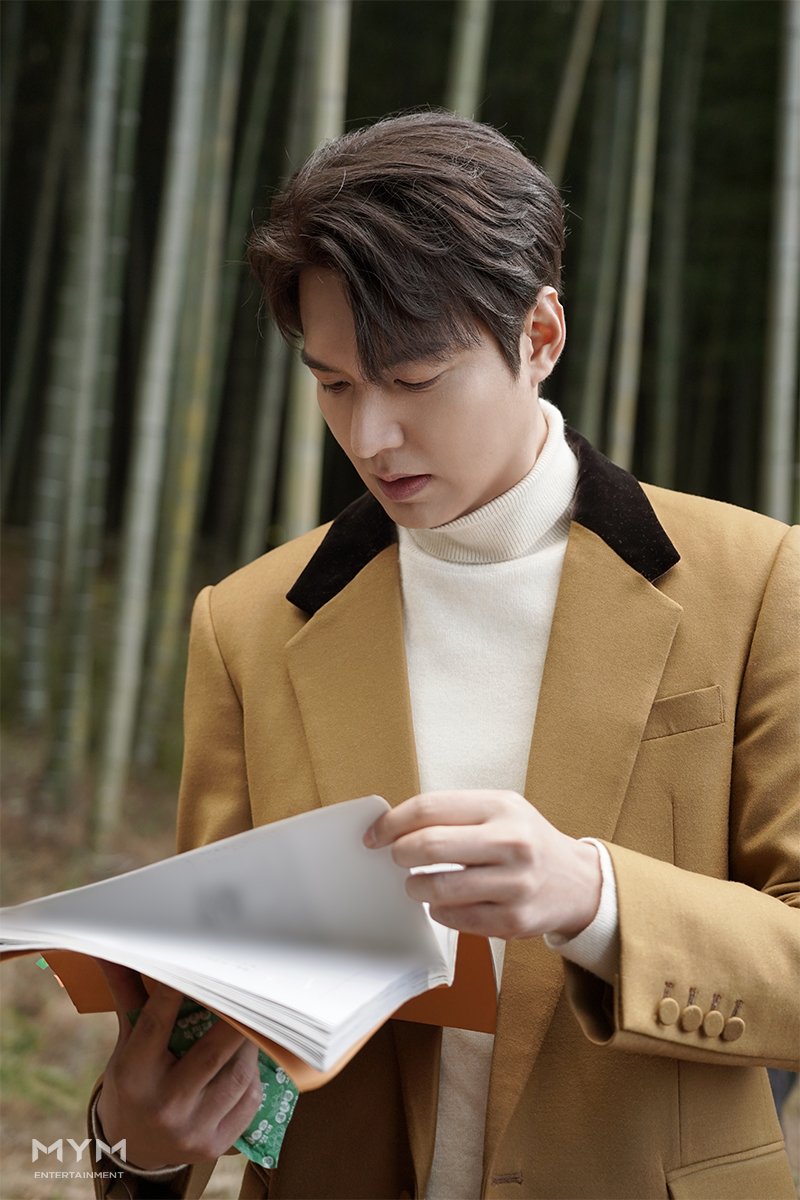 언제 어디서나 대본+모니터링 삼매경!💯 노력+열정으로 완성된 이곤의 활약, 앞으로도 계속 지켜봐 주세요!💕 ⠀ SBS드라마 [더 킹: 영원의 군주]...