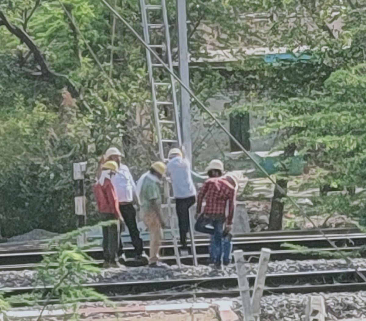 ncrks's tweet photo. @ABPNews @DrmJhansi @AnuraagJhansi @narendramodi @myogiadityanath @ZeeNews 
In situation of covid-19 Trd staff is going out to work there is no social distancing follow by the TRD head &amp; SSE https://t.co/Q5o7P9dpi2