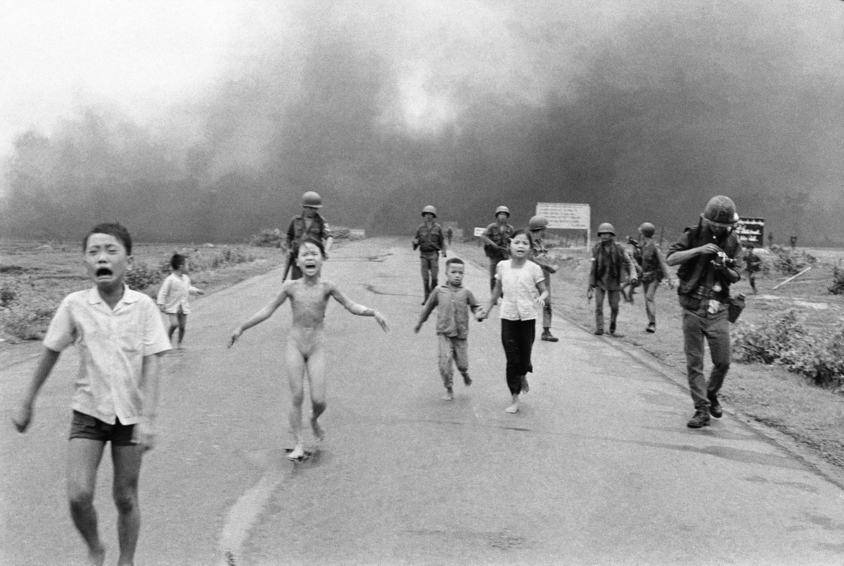 Nella memoria la storica foto di Nick Ut (AP) - #Napalm girl - che ritrae #KimPhuc, 9 anni, mentre scappa nuda dal villaggio di Trang Bang dopo un attacco al napalm. Il suo corpo di bambina ustionato, le sue braccia aperte, il suo viso contorto per il dolore e la paura…
#Vietnam