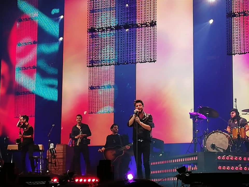 silviasl21's tweet photo. Hoy celebramos el aniversario del disco quiéreme!! Comparto fotos de un día genial el concierto del #wanda que bonito fue 💕💕💕#TBTGiralacruzdelmapa @manuelcarrasco_  #17añosquiereme https://t.co/bFnmBkWbsg