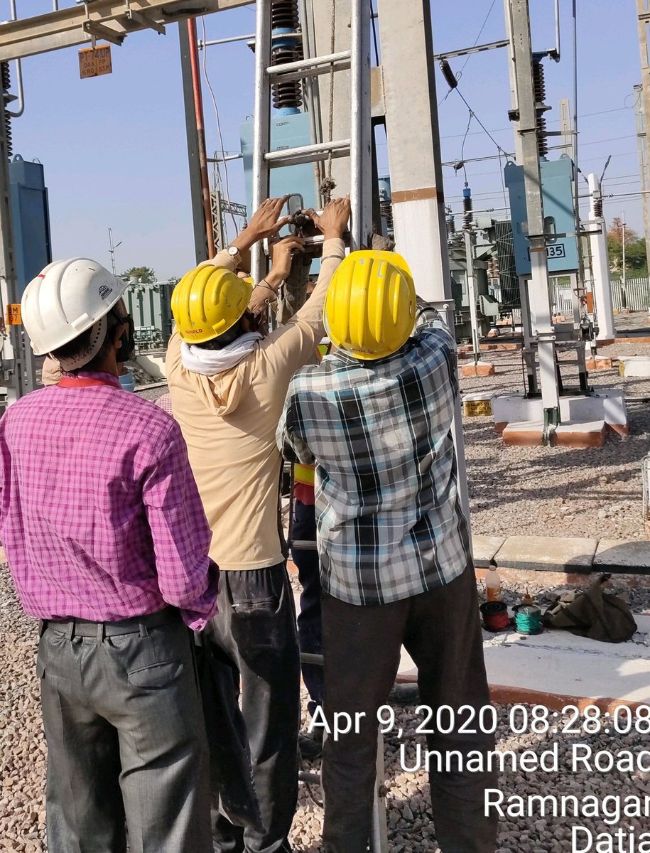 ncrks's tweet photo. @ABPNews @DrmJhansi @AnuraagJhansi @narendramodi @myogiadityanath @ZeeNews 
In situation of covid-19 Trd staff is going out to work there is no social distancing follow by the TRD head &amp; SSE https://t.co/Q5o7P9dpi2