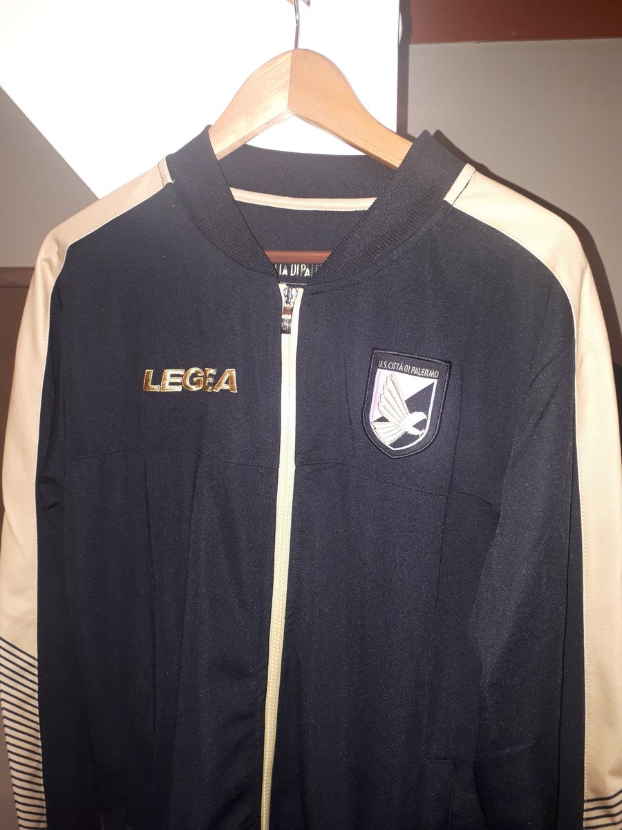 Dennis19742012's tweet photo. @HanBalk @sanderjonkman Dat probleem had ik afgelopen zomer ook , gelukkig nog wel het officiële trainingspak kunnen scoren #voetbalshirtchallenge #ssdpalermo https://t.co/7qccrYPMrY