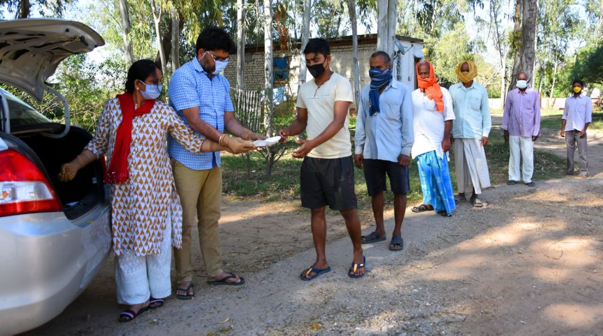 itvfoundation's tweet photo. The iTV foundation's food bank campaign in Chandigarh in association with Sanjay Chaubey, chairman of Shivanand Chaubey Memorial Charitable Trust and Saroj Chaubey, distributed food packets and soaps in the slum area. 

@Inkhabar @NewsX 

#Covid_19  #iTVFoundationFoodBank https://t.co/slEEh3SUcw