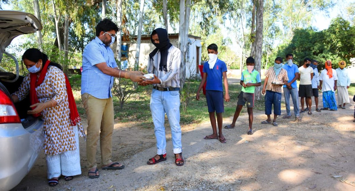 itvfoundation's tweet photo. The iTV foundation's food bank campaign in Chandigarh in association with Sanjay Chaubey, chairman of Shivanand Chaubey Memorial Charitable Trust and Saroj Chaubey, distributed food packets and soaps in the slum area. 

@Inkhabar @NewsX 

#Covid_19  #iTVFoundationFoodBank https://t.co/slEEh3SUcw