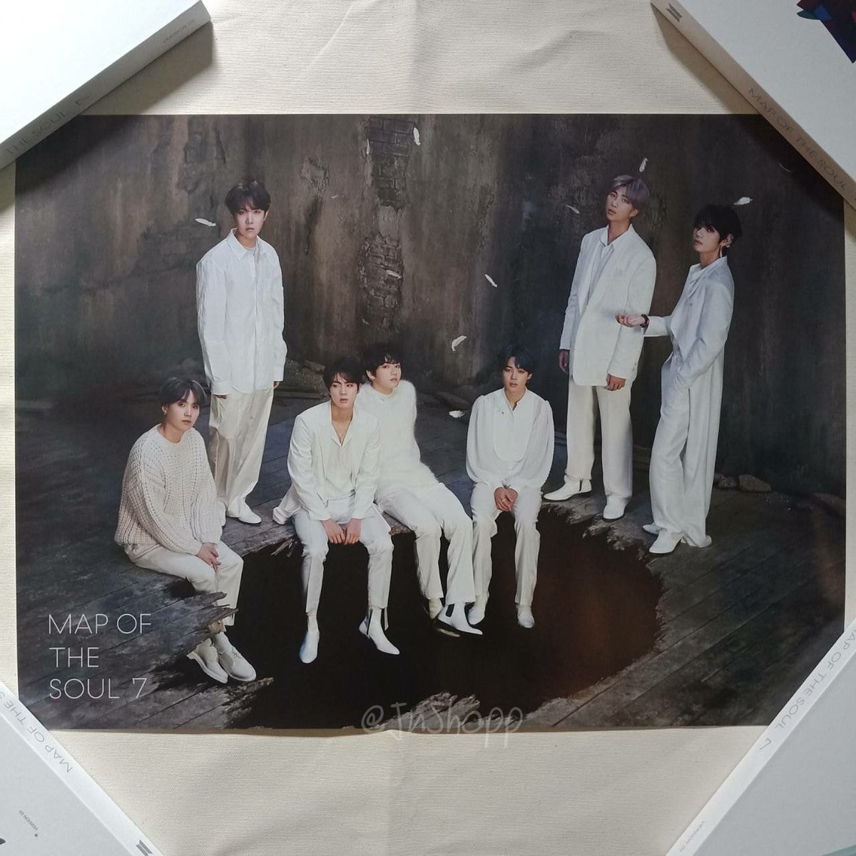 prepromse's tweet photo. 🍟 #โปสเตอร์BTS - MAP OF THE SOUL 7
✅ โปสเตอร์แท้จากอัลบั้ม
✅ เลือกเวอร์ได้ ใส่กระบอกโปสเตอร์��ย่างดี

♡ แผ่นละ 90฿ 
– 4 เวอร์ชั่น 250฿
♡ ค่าส่ง 50/70

• พร้อมส่งที่มีจำนวนจำกัดมากๆน้า
🛒 สั่งซื้อ DM นะค้าบบ

#อัลบั้มbts #ตลาดรถไฟบังทัน #ตลาดนัดบังทัน #ตลาดนัดBTS https://t.co/OsPmrkTzRd